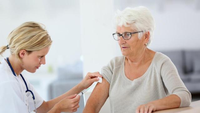 Foto de archivo de una mujer recibiendo una vacuna.