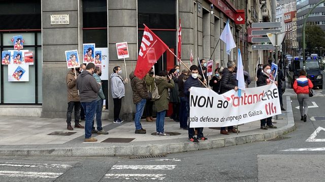 Protesta por el ERE ante una oficina del Banco Santander en una imagen de archivo.