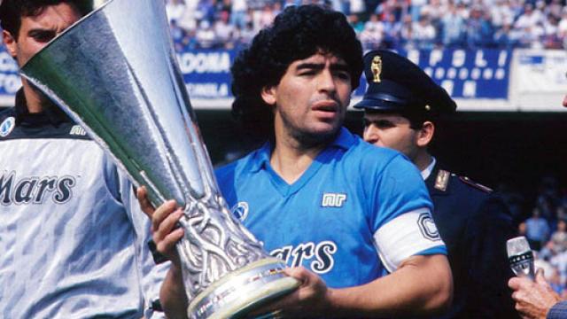 Maradona celebra un trofeo con el Nápoles