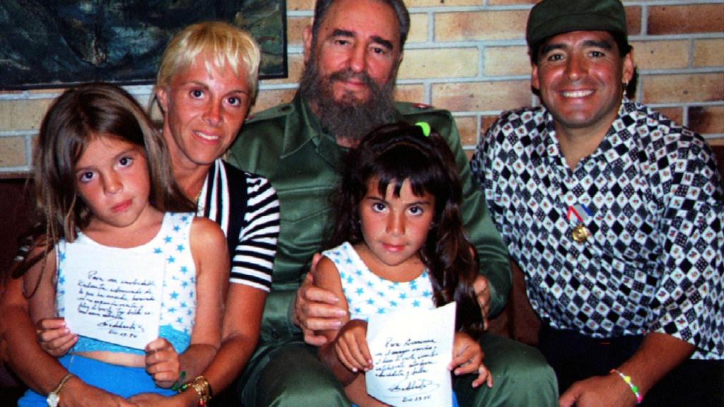 Fidel Castro posa en La Habana junto a Maradona y su mujer Claudia Villafañe y sus dos hijos.