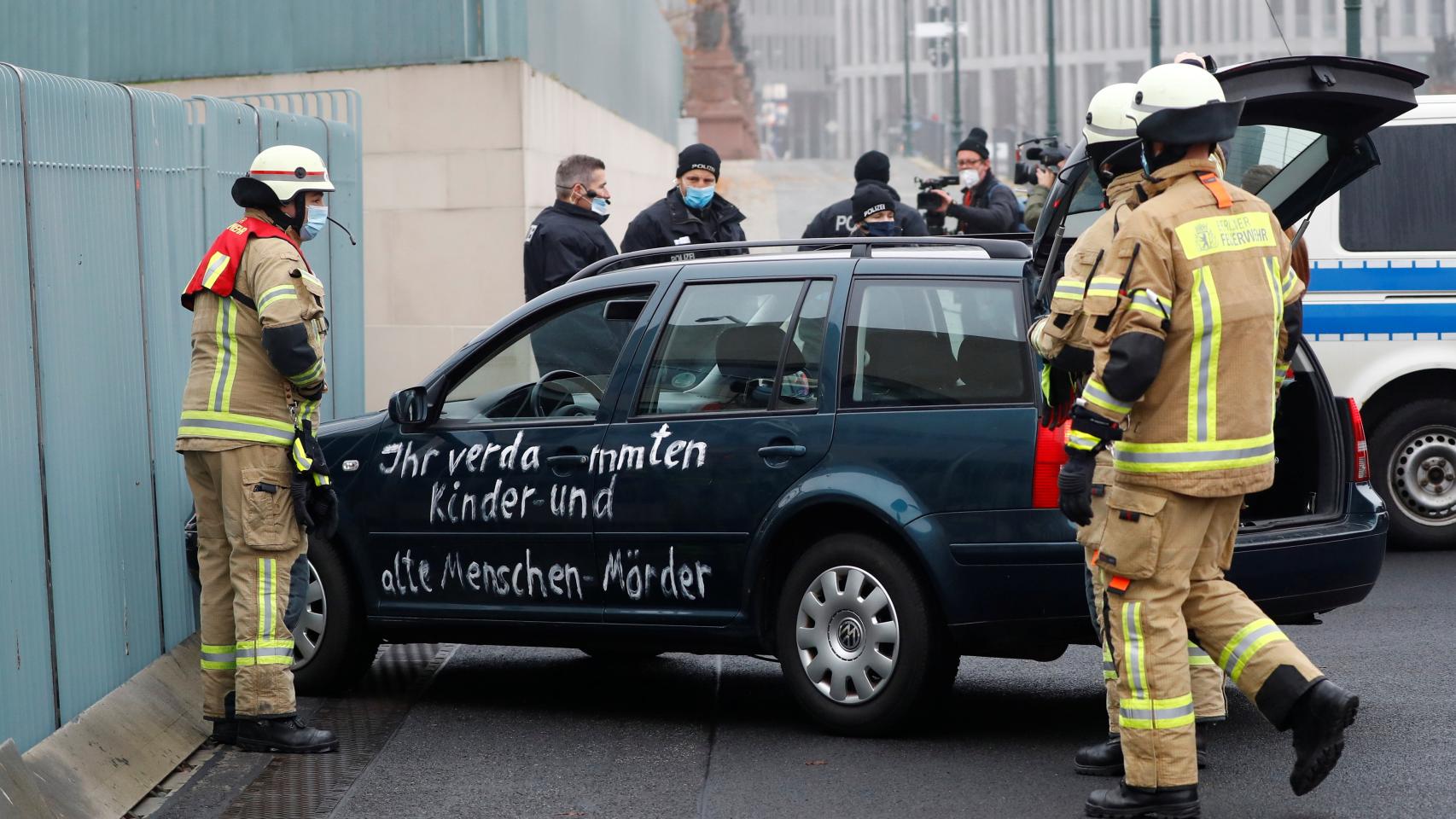 El coche que se ha estrellado contra la Cancillería de Alemania, con un mensaje antiglobalización.