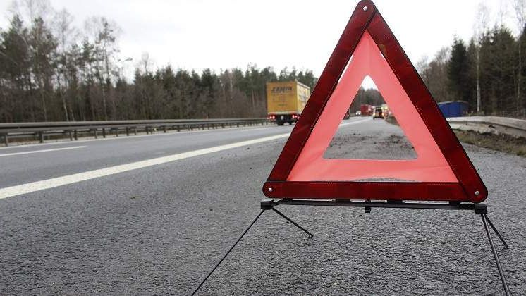 Un triángulo de emergencia, colocado en una carretera para avisar de la avería de un vehículo.