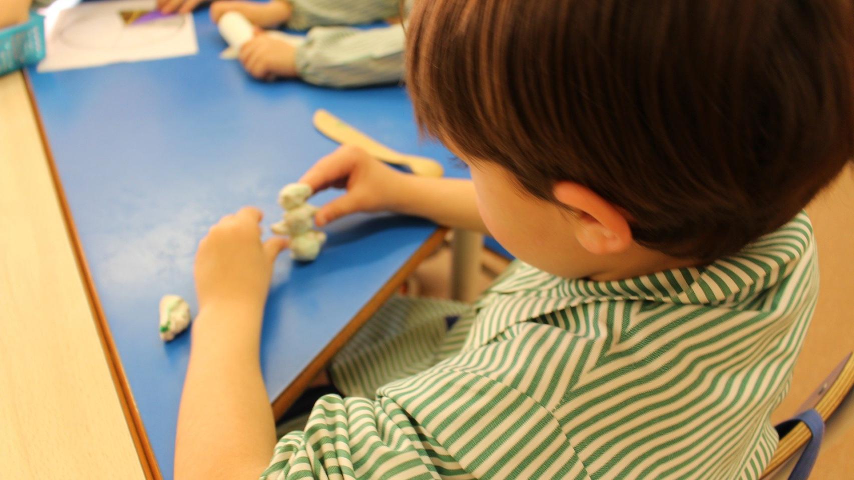 niño colegio manualidades guardería