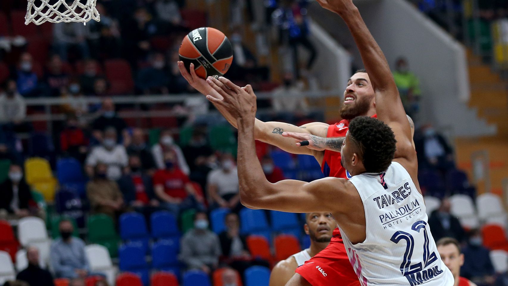Mike James ante Tavares