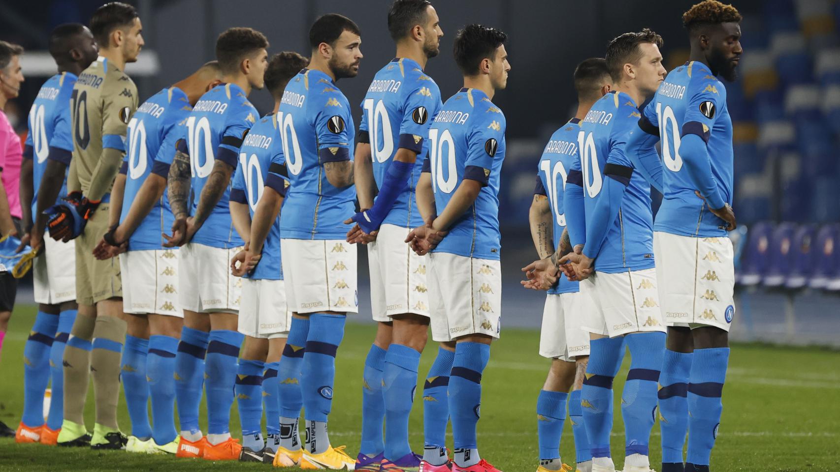 La plantilla del Nápoles homenaje a Maradona