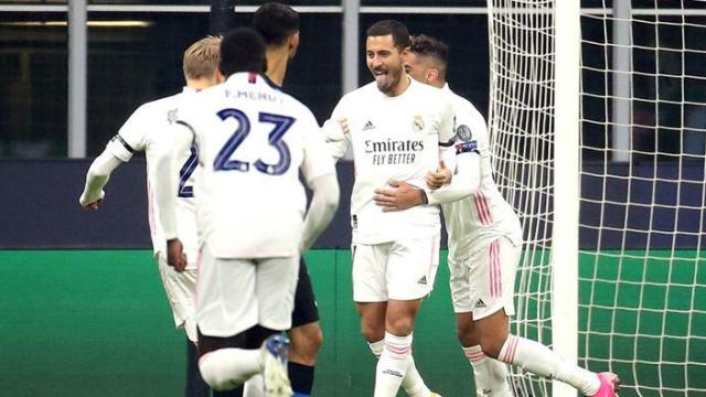 Eden Hazard celebra con sus compañeros su gol en la Champions League