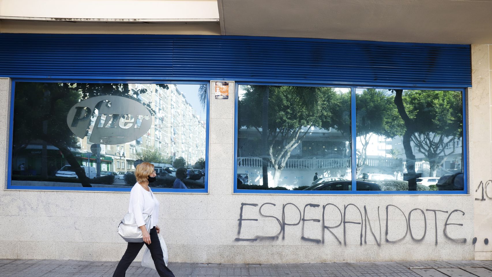 Fachada de la Sede farmacéutica Pfizer, en Málaga.