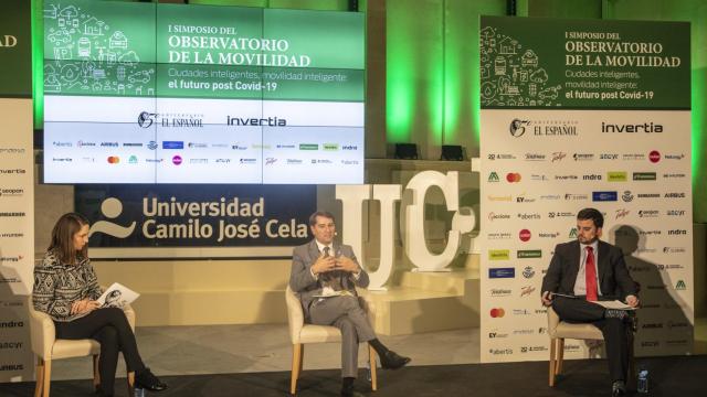Manuel de la Rocha, director del departamento de Asuntos Económicos del Gabinete de la Presidencia del Gobierno junto a María Vega, corresponsal económica de EL ESPAÑOl y Arturo Criado, redactor jefe de Invertia.