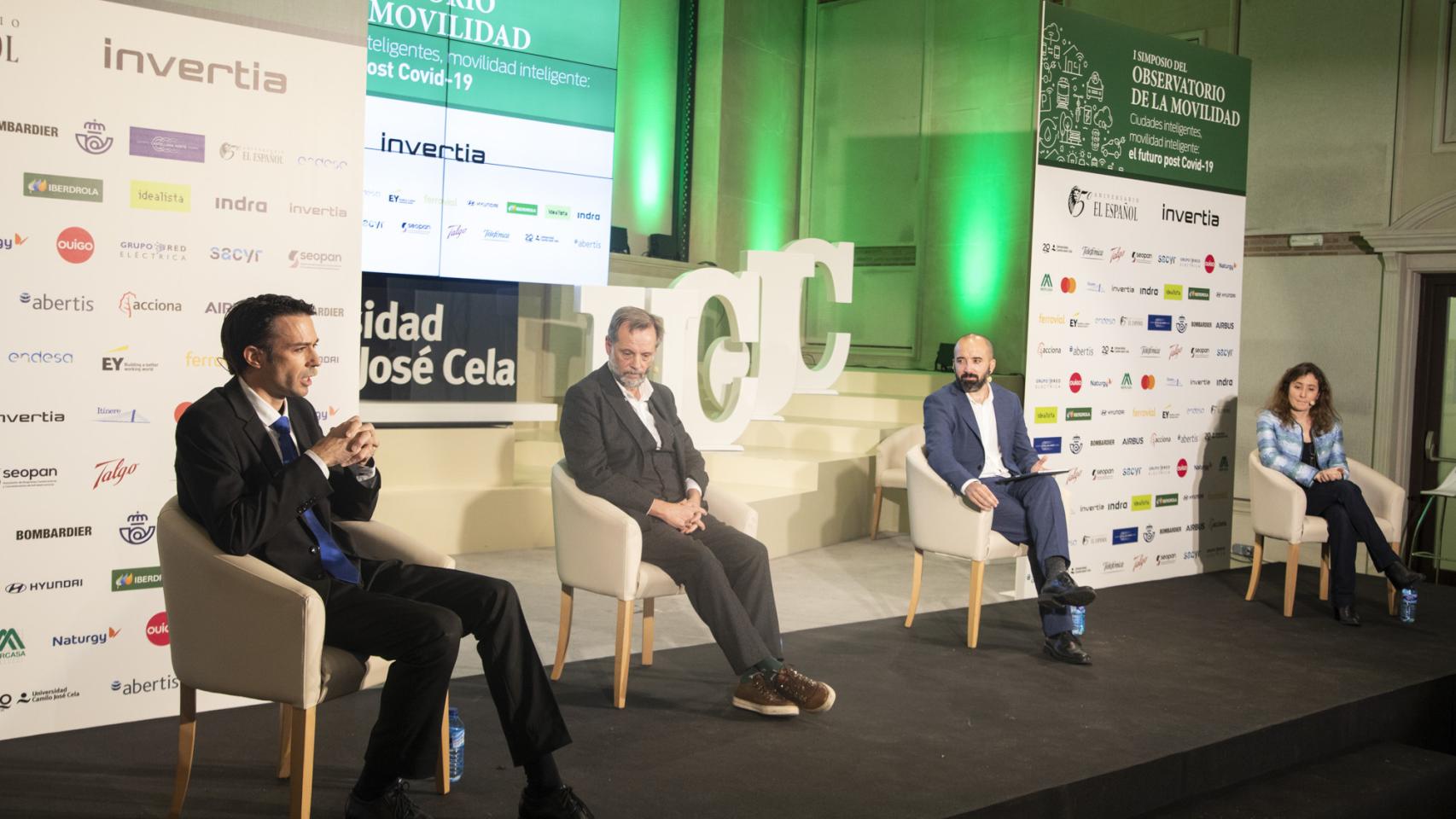 De izquierda a derecha, Gonzalo Velasco, director de Desarrollo de Negocio e Innovación de Ferrovial Aeropuertos; Juan Cierco, director corporativo de Iberia; Miguel Elizondo, redactor de Invertia; y Isabel del Pozo, directora de UTM en Airbus.
