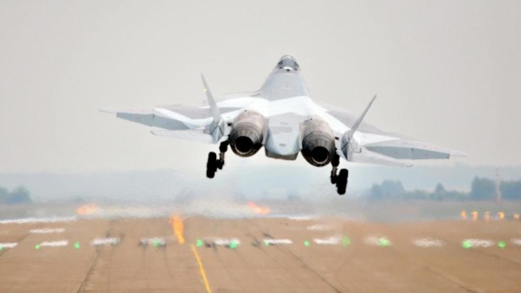 Sukhoi Su-57 aterrizando