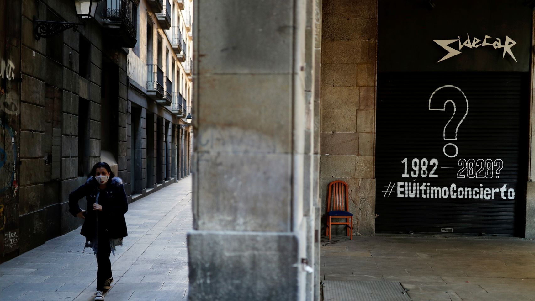 Una mujer paseando por una calle de Barcelona.
