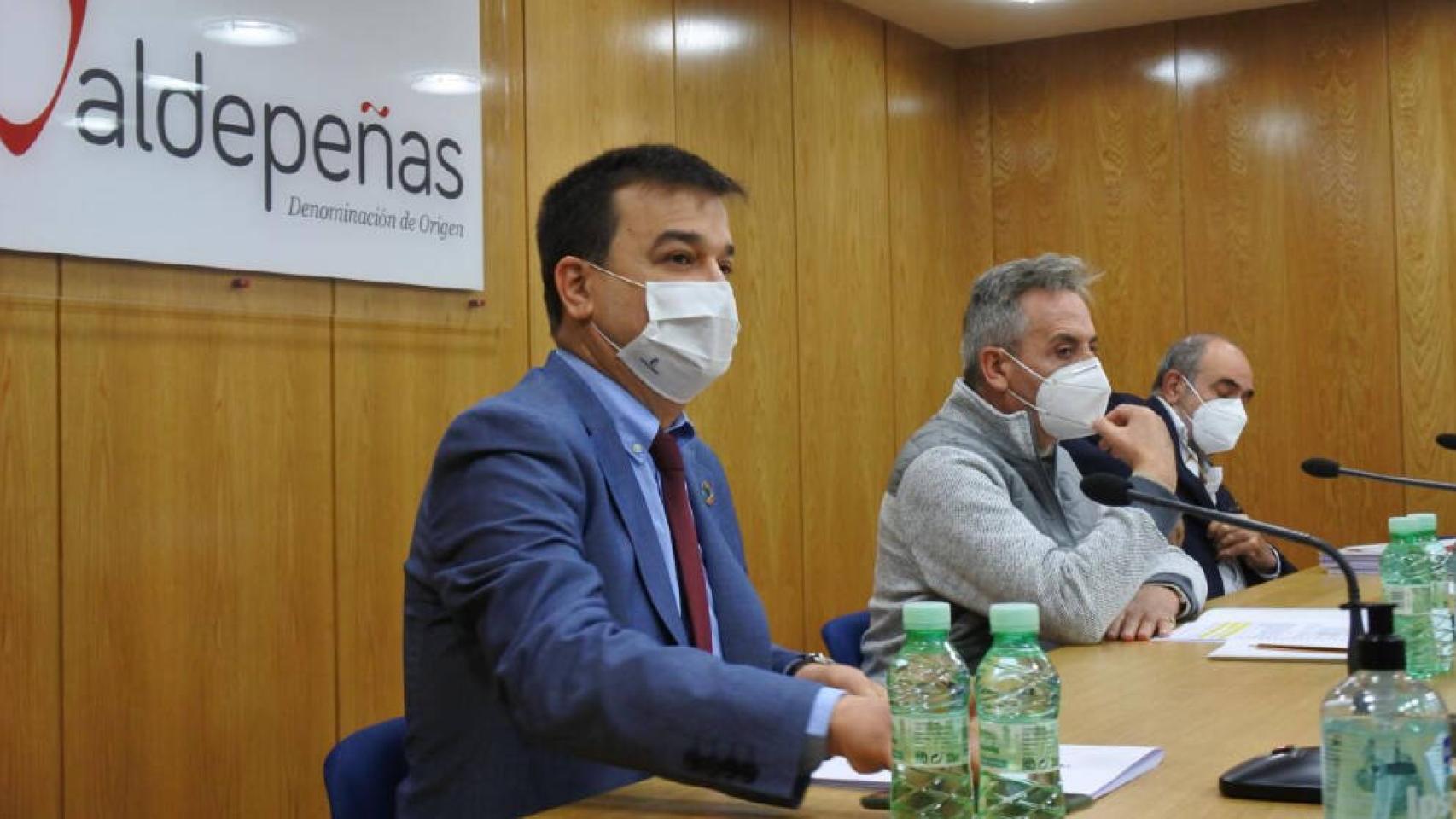 Martinez Arroyo (i) y Jesús Martín (c) en la reunión de la Junta Directiva de la DO Valdepeñas
