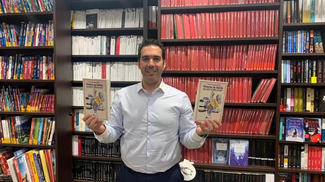 Iván Fernández Amil posa en Arenas Libros con su primera obra.