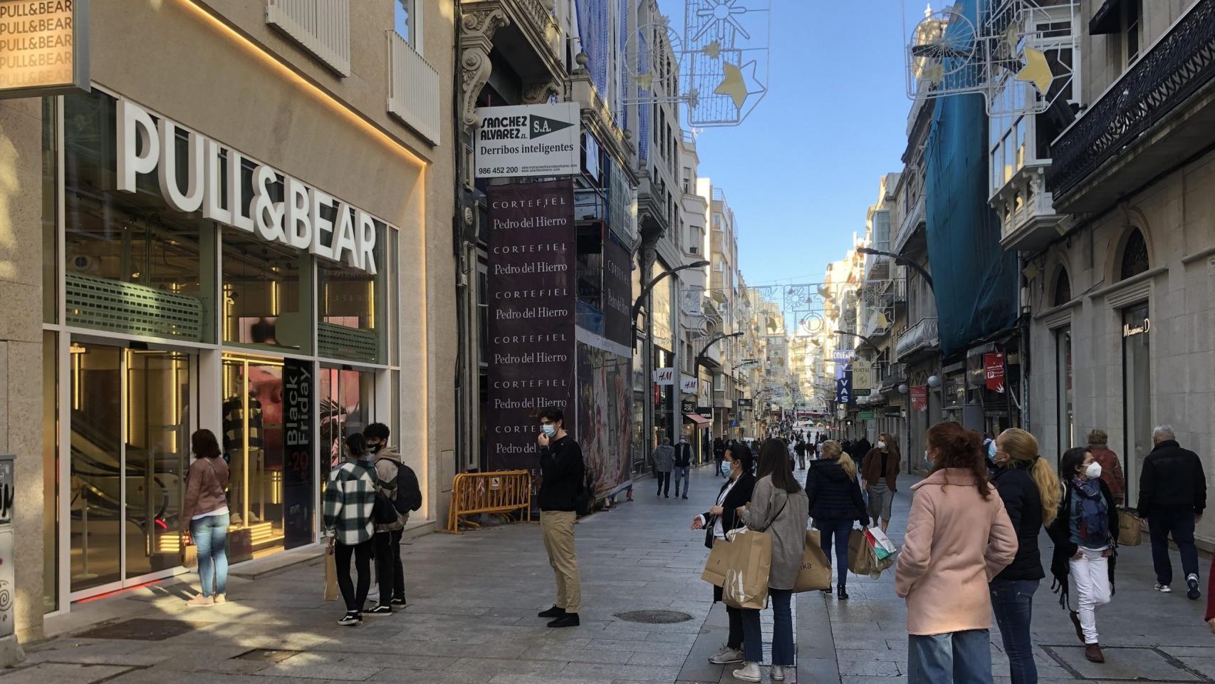 Cola frente a Pull&Bear durante el Black Friday.