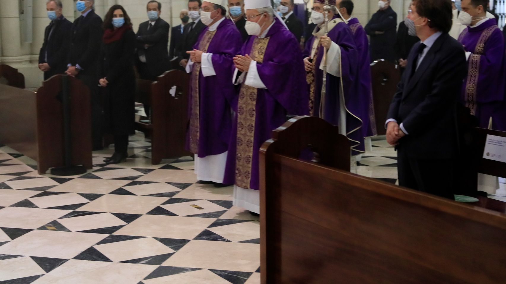 Dirigentes madrileños, en La Almudena durante la misa.