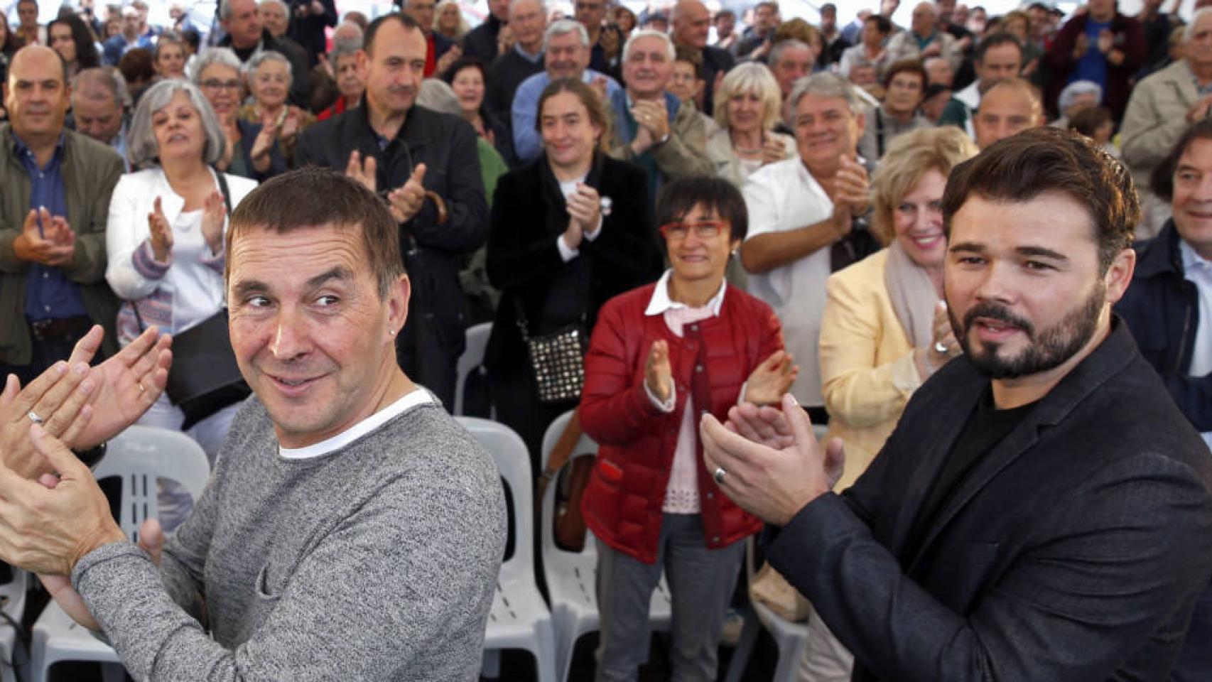 El líder de Bildu, Arnaldo Otegi (c), y el portavoz de ERC en el Congreso, Gabriel Rufián (d).