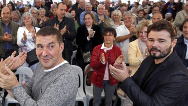 Arnaldo Otegi (EH Bildu) y Gabriel Rufián (Esquerra Republicana) participan en un acto juntos.