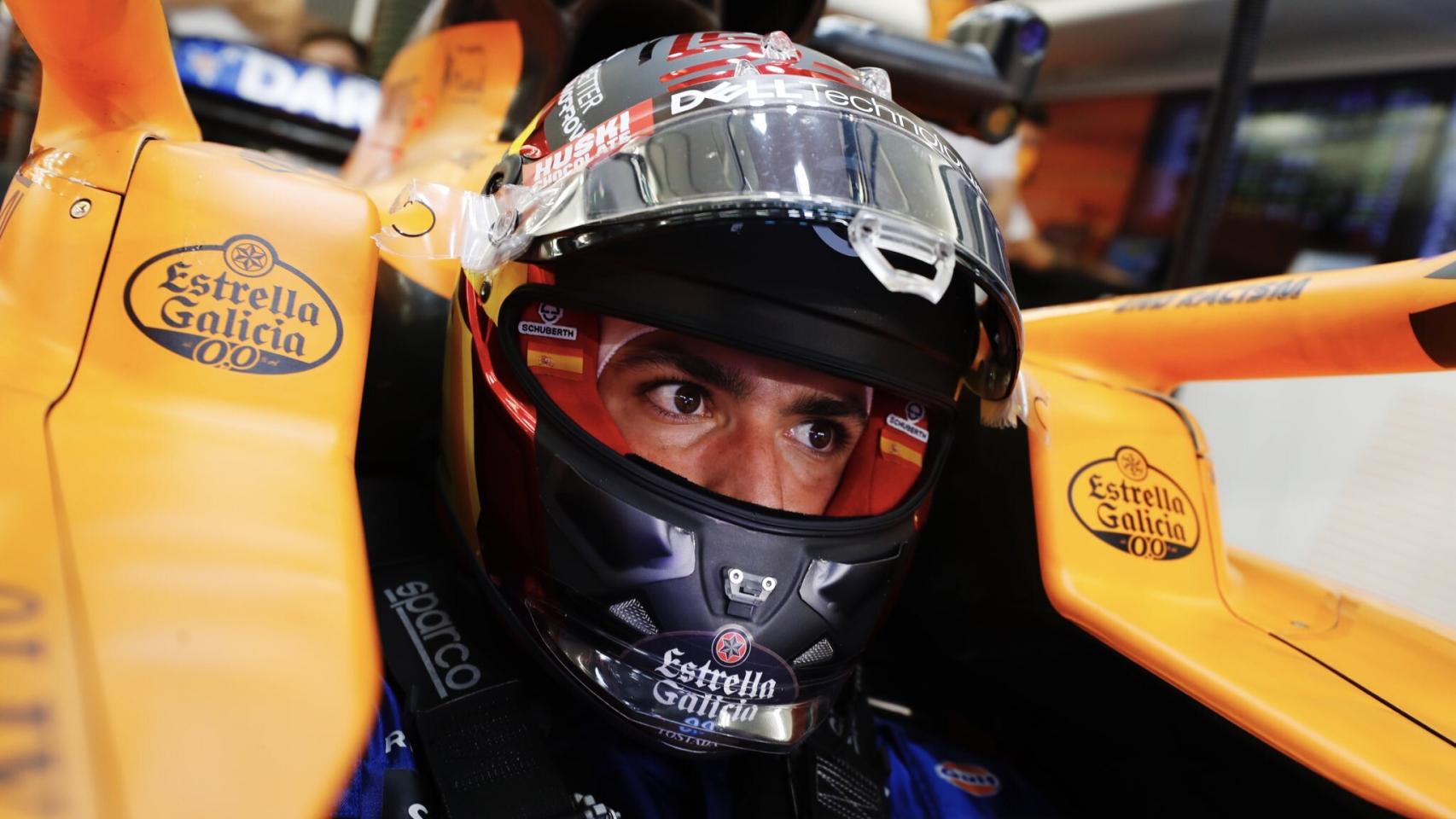Carlos Sainz dentro de su McLaren en Bahrein