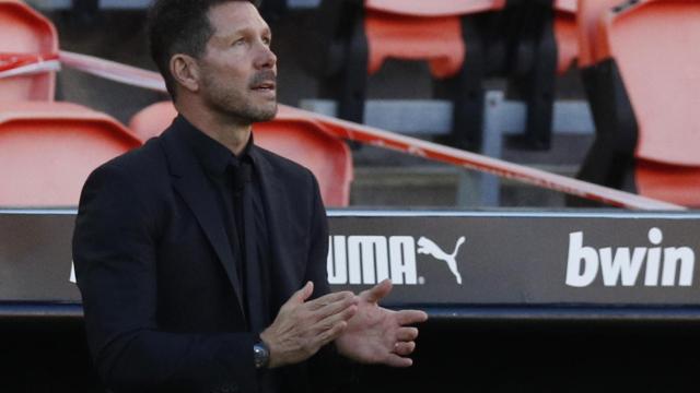 Simeone, durante el minuto de silencio en memoria de Maradona