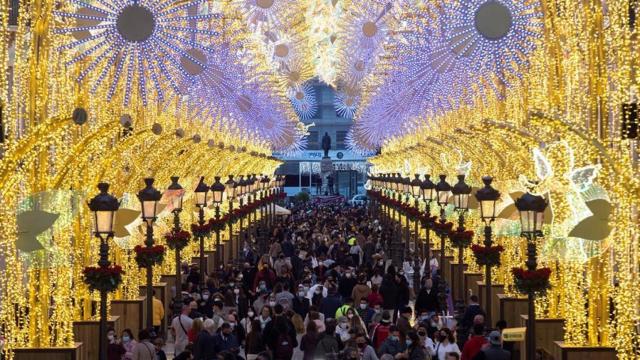 Personas pasean por el centro de Málaga en Navidad.