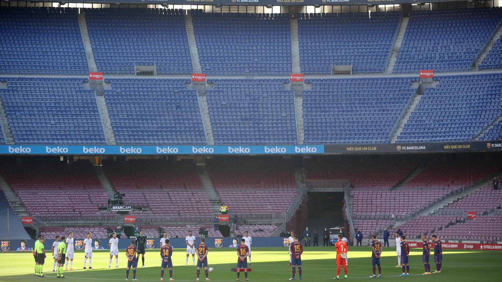 Los jugadores de Barcelona y Osasuna, en el homenaje a Maradona antes del partido