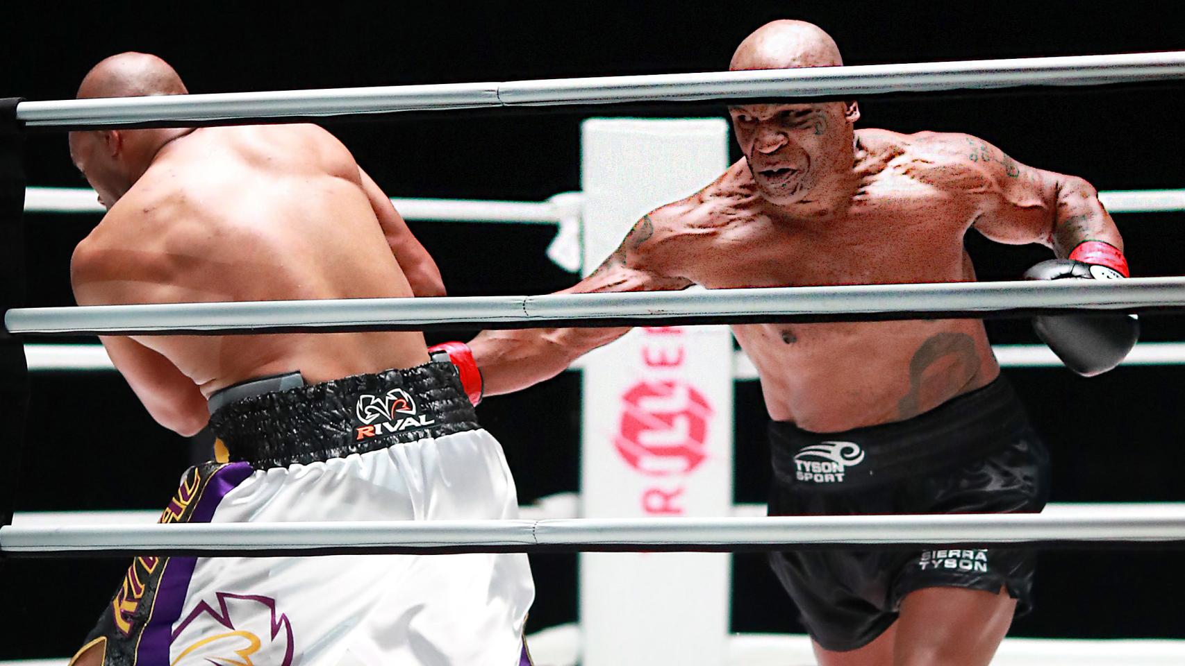 Mike Tyson y Roy Jones Jr., durante la pelea