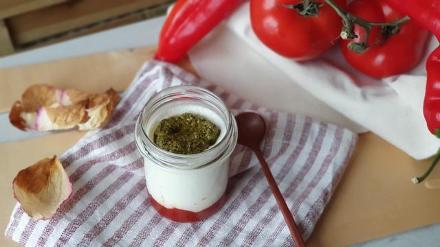 Panna cotta de queso, mermelada de tomate y pesto  para Navidad.