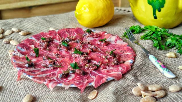 Carpaccio de presa ibérica y gremolata de remolacha, un aperitivo perfecto