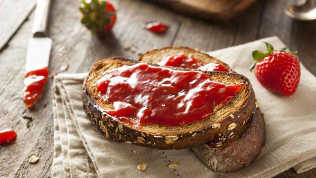 Tostadas con mermelada de fresa.