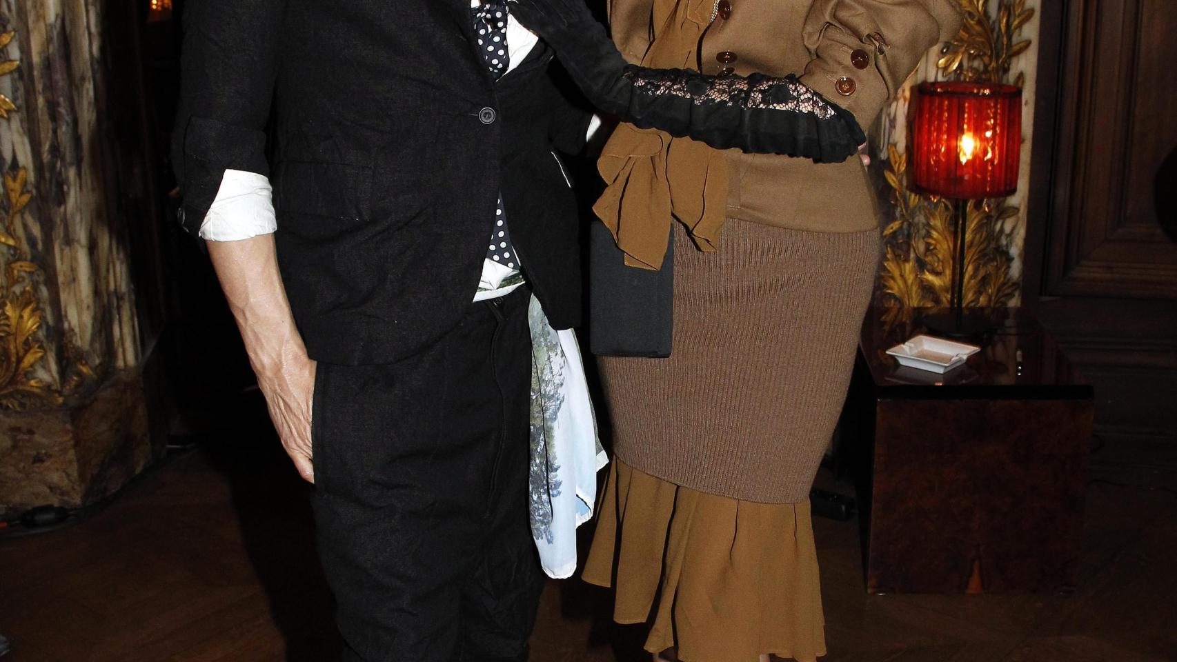 John Galliano con Dita von Teese en 2010.