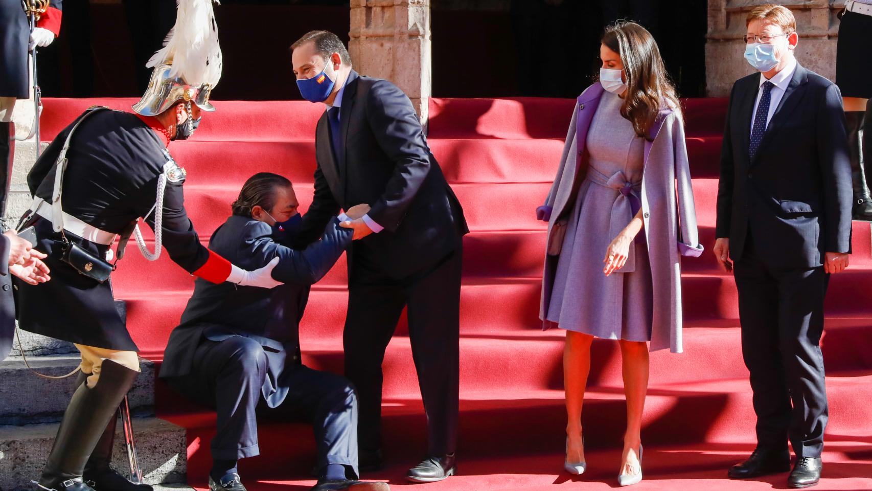 Vicente Boluda se levanta ayudado por José Luis Ábalos y un guardia.