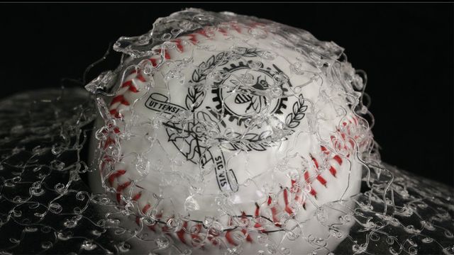 Una de las mallas de policarbonato sintetizadas recubre una pelota.