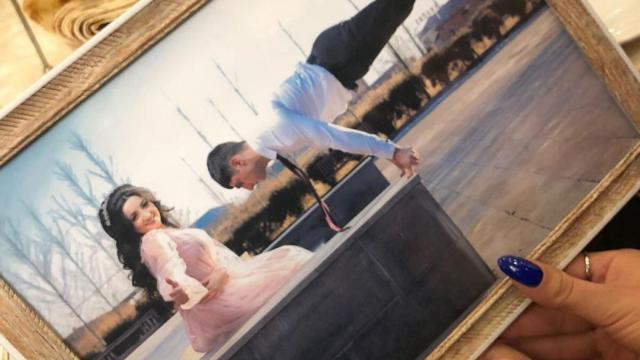 Serge Tevosyan junto a su prometida en el momento en el que le pidió matrimonio. Foto: Instagram (sergetevosyan)