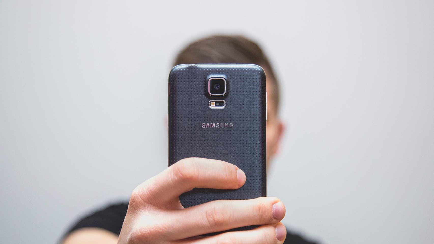 Un teléfono móvil con reconocimiento facial.