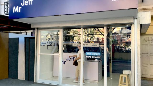 Uno de los locales de servicios de lavandería de Jeff.