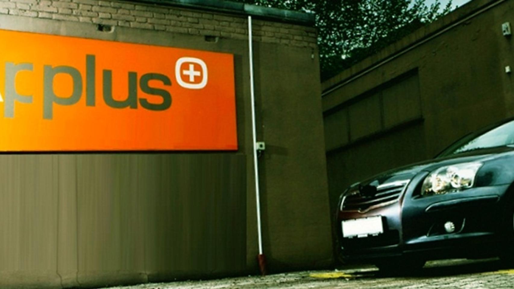 Un coche entra a pasar la ITV en un centro de Applus.