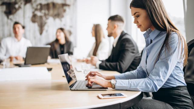 Una mujer en un grupo de trabajo.