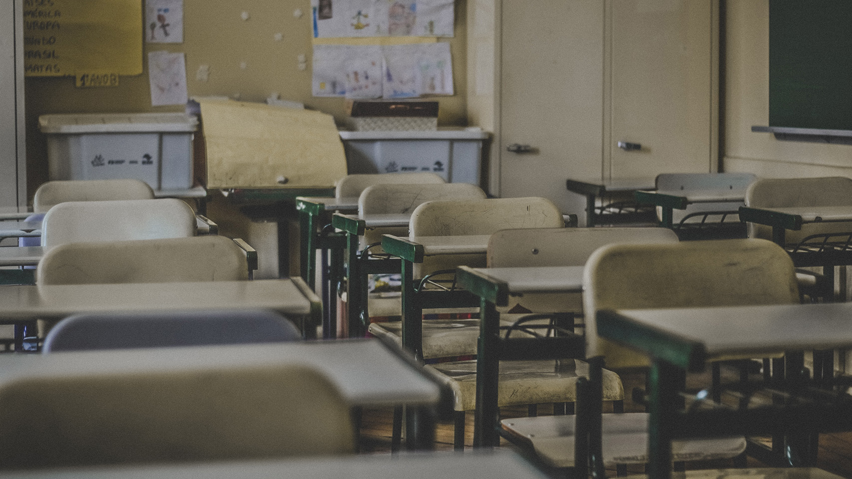 Pupitres en un aula.