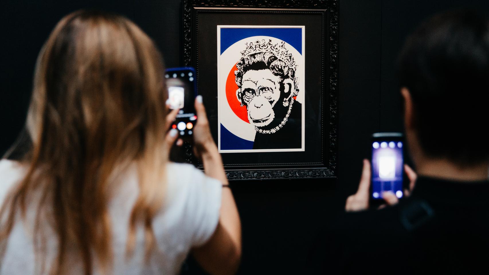 Obra de Banksy en el Círculo de Bellas Artes.