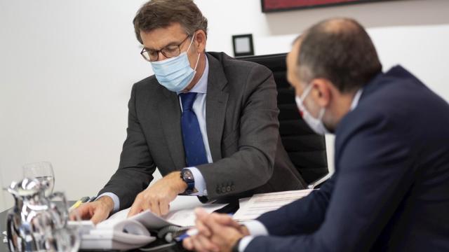 El presidente de la Xunta de Galicia, Alberto Núñez Feijóo, participando en la reunión del comité clínico acompañado del consejero de Sanidad, Julio García Comesaña.