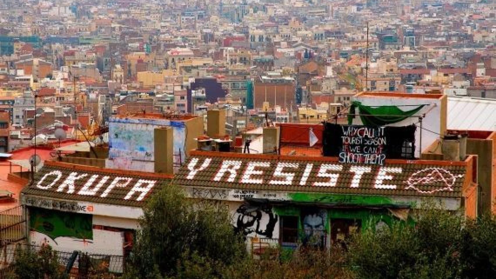 Edificio con el techo con una pancarta favorable a la 'okupación'.