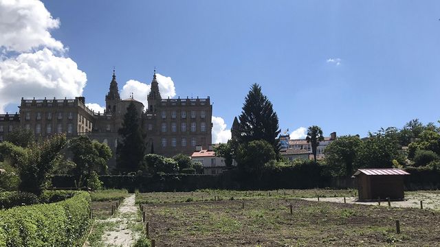 El Campo das Hortas, con el Pazo de Raxoi y la Catedral de Santiago en el horizonte.