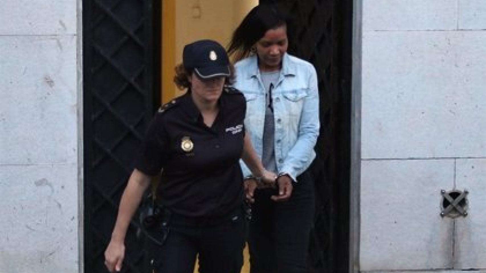 Ana Julia Quezada abandonando la Audiencia Provincial de Almería.