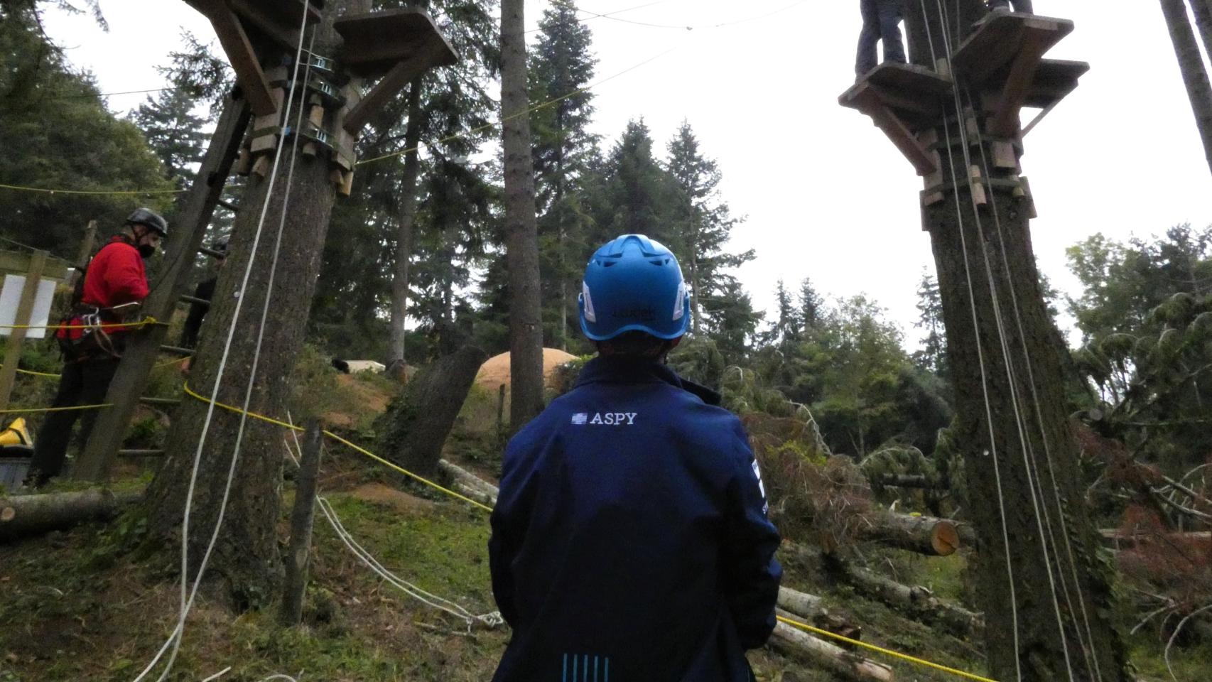 Un técnico de Aspy Global supervisa una formación en riesgos laborales.