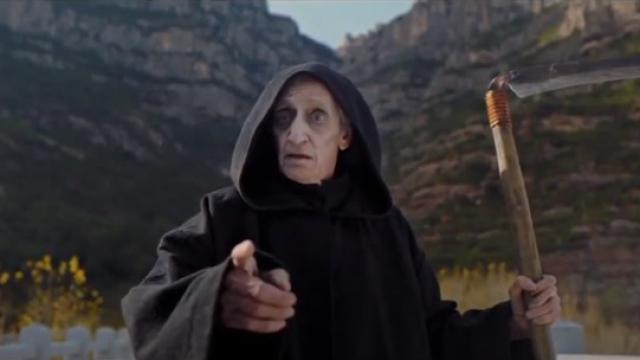 El actor Quique San Francisco interpretando a la muerte en un fotograma del anuncio.