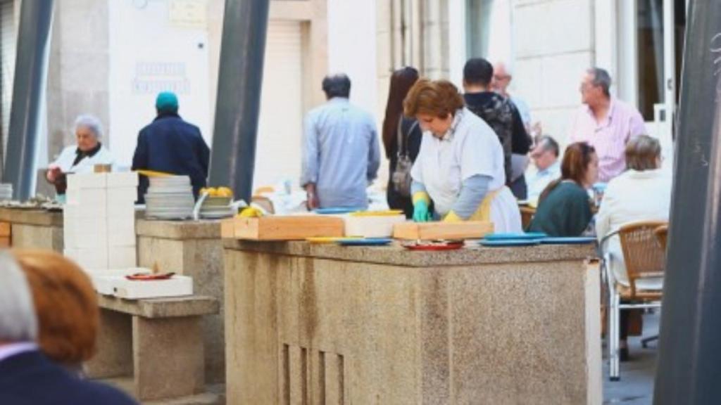 Ostreiras en la rúa da Pescadería.