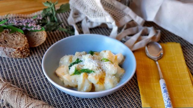 Ñoquis de patata caseros en salsa de queso
