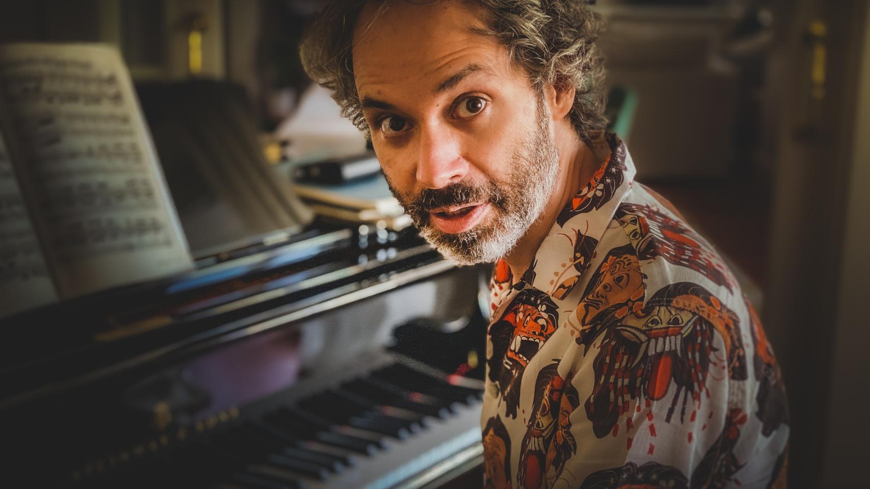 El pianista James Rhodes en su casa de Madrid.