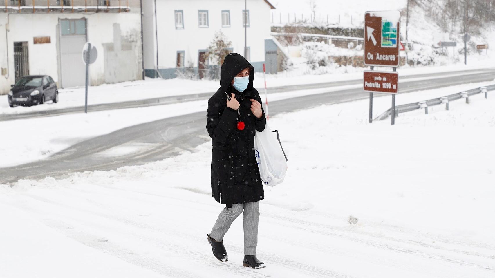 Una mujer camina por una calle de Pedrafita, en la montaña de Lugo. EFE/Eliseo Trigo.