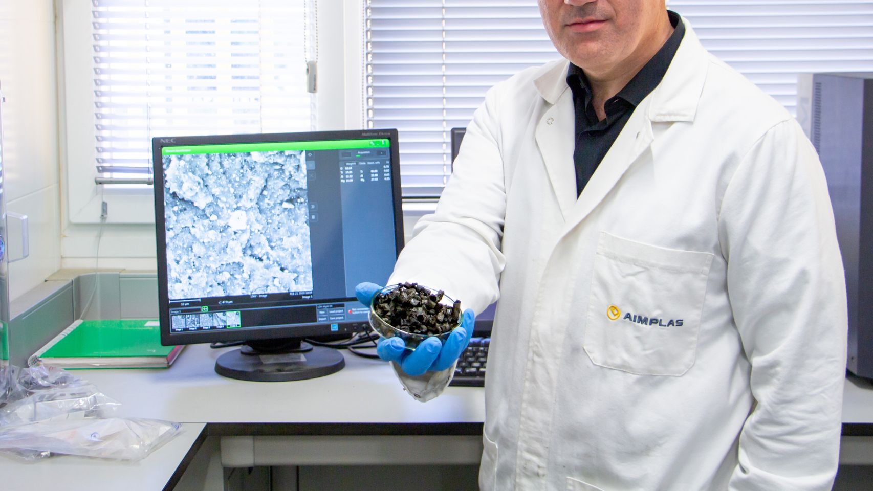 El investigador de Aimplas Adolfo Benedito con una muestra de un nanomaterial que absorbe CO2.